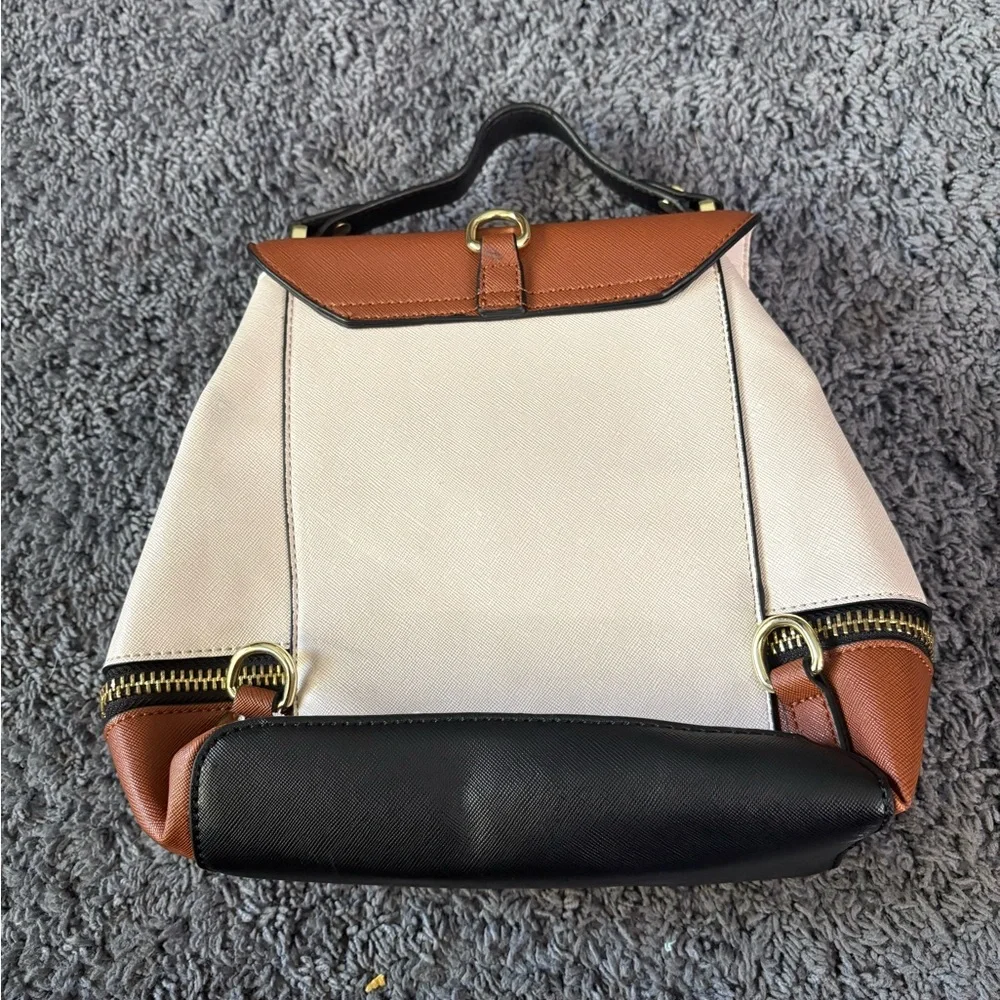 Lightly used Steve Madden bag missing long strap but has a hand strap on top - Picture 3 of 6